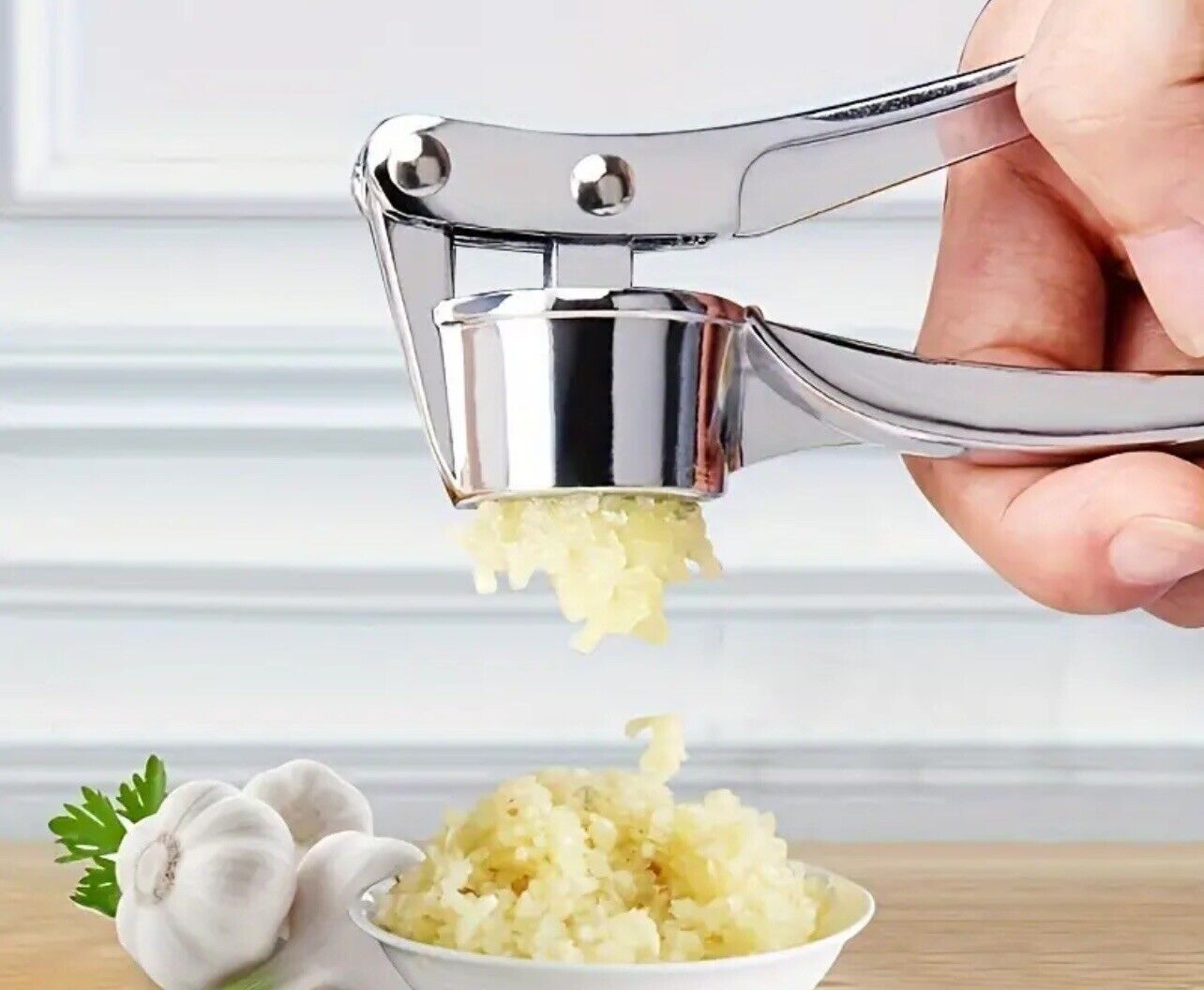 Česnekový lis z 90. let má 6 funkcí: 40 let jsem používala jen jednu, ale umí otevírat láhve a louskat ořechy.