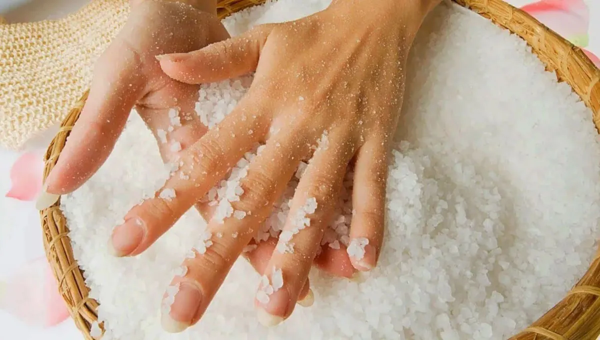Jak si umýt ruce solí a rýží, aby se očistily od negativní energie: účinný rituál.