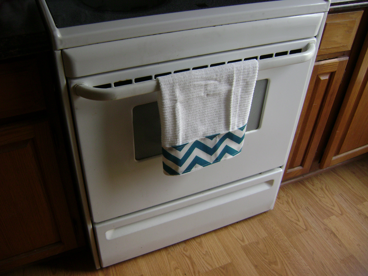 Sbohem, kuchyňské utěrky visící na dvířkách trouby: nový praktický trend pro jejich skladování v roce 2026.