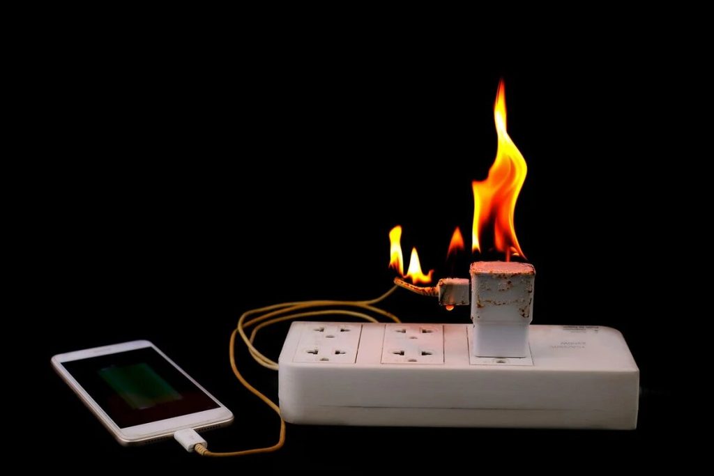 Počet požárů způsobených bateriemi roste: toto je kryto pojištěním.