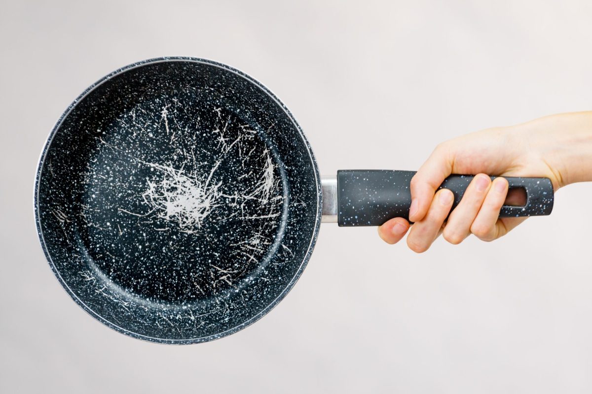 Potravinářský technolog: „Kdybych si kupoval pánev, nejlepší volbou by byla pánev z nerezové oceli, protože tento materiál nepřenáší toxické látky do potravin.“