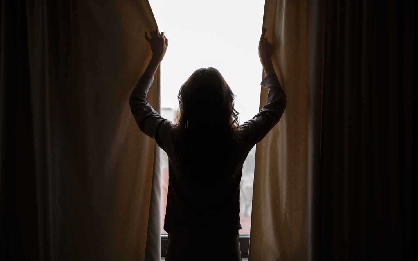 Odborníci doporučují: v 17:30 spusťte žaluzie a zatáhněte závěsy.