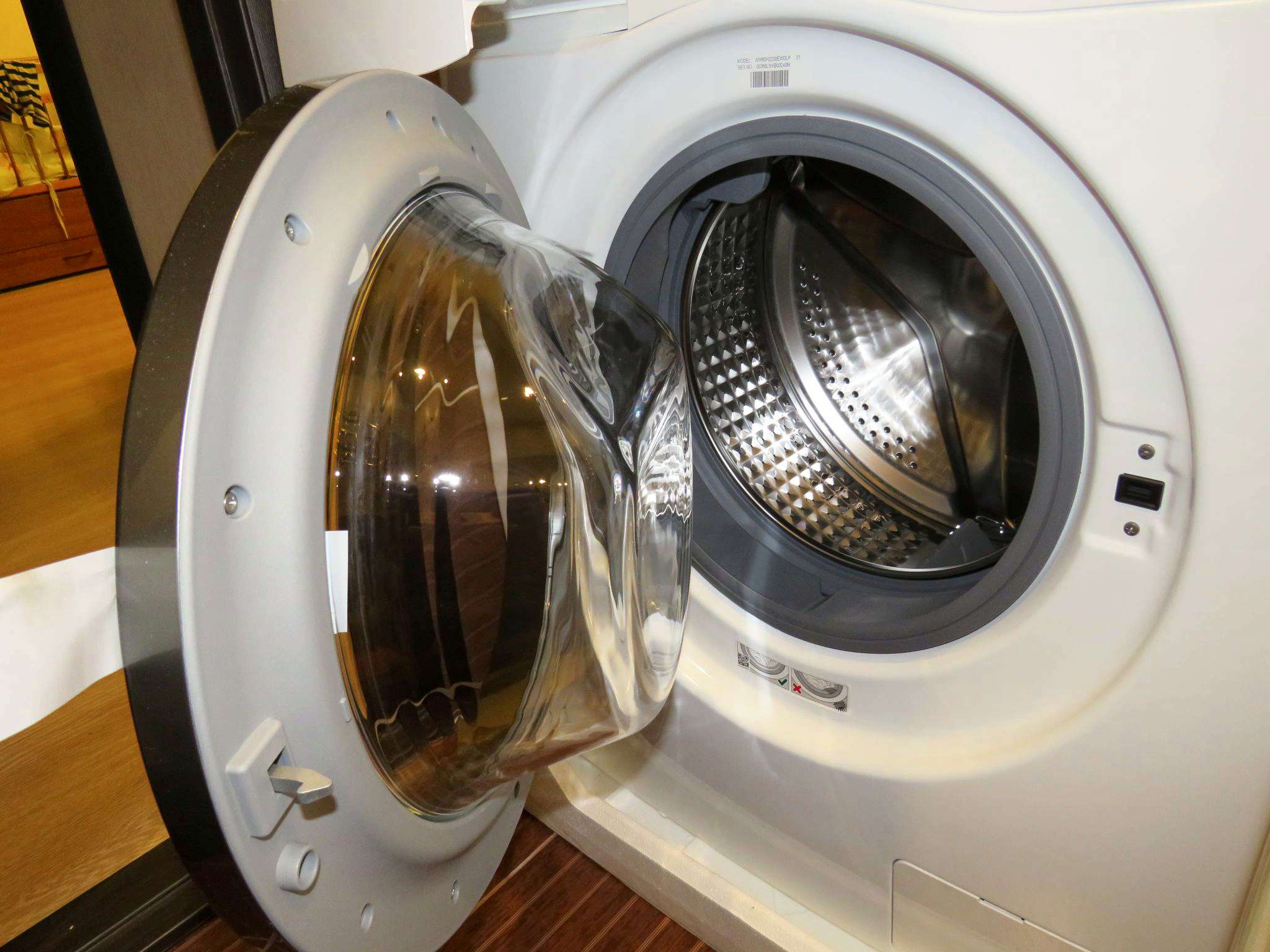 Je lepší nechat pračku otevřenou nebo zavřenou? Vysvětlíme to jednou provždy