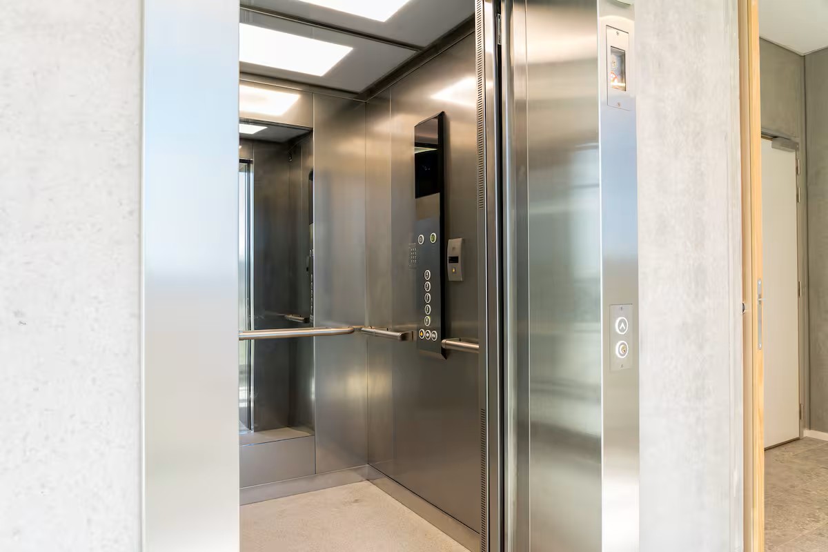 Proč jsou v výtazích zrcadla? Důvody jsou nečekané.