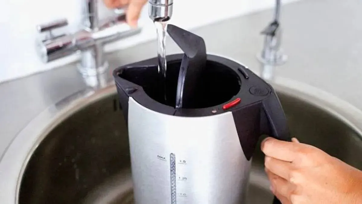 Odstraňte vodní kámen z elektrické konvice pomocí jediného ingredience a bude zářit jako nová.