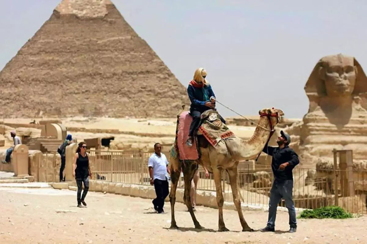 Jedou se podívat na pyramidy a vracejí se s prázdnou peněženkou. Cestovatel o podvodech v Egyptě.