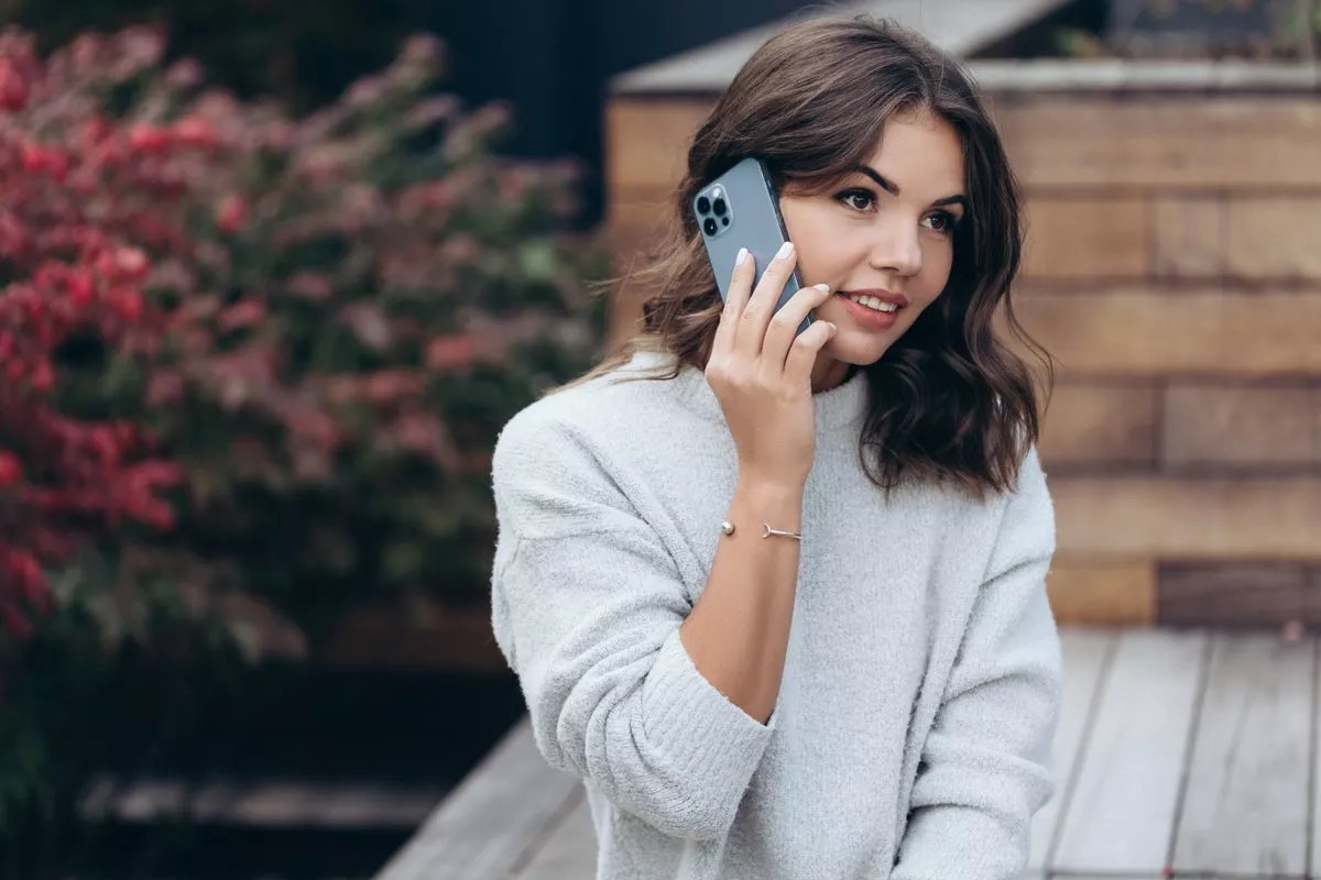 Spánek s telefonem u hlavy: nebezpečné pro mozek nebo jen mýtus?