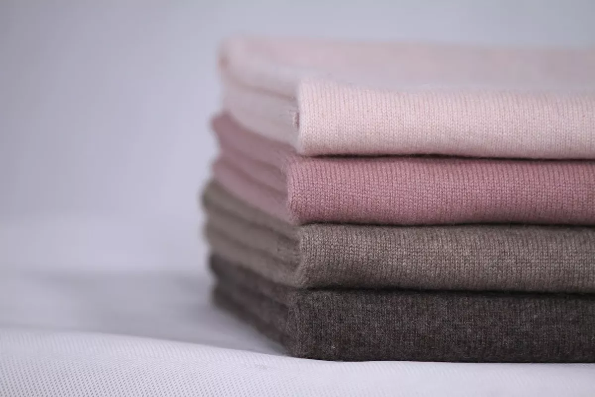 Je kašmír opravdu teplejší než vlna? Kašmír je skvělá volba, když je venku chladno.