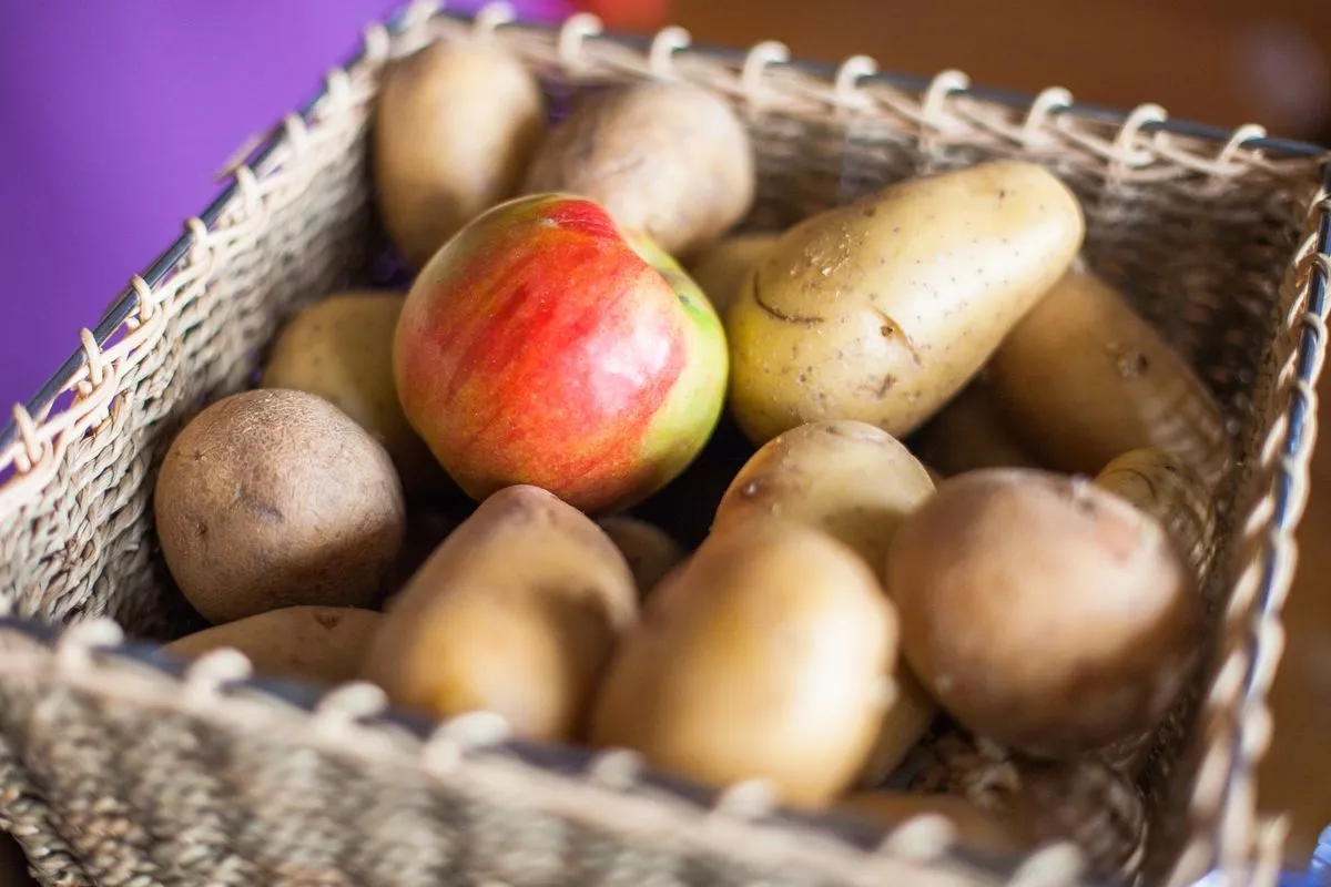 Díky této jednoduché přísadě v balení můžete brambory skladovat o několik týdnů déle.