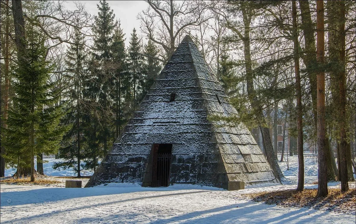 Vypadá to jako hrobka faraóna. Pyramida uprostřed evropského lesa, ve které je nejméně devět sarkofágů.