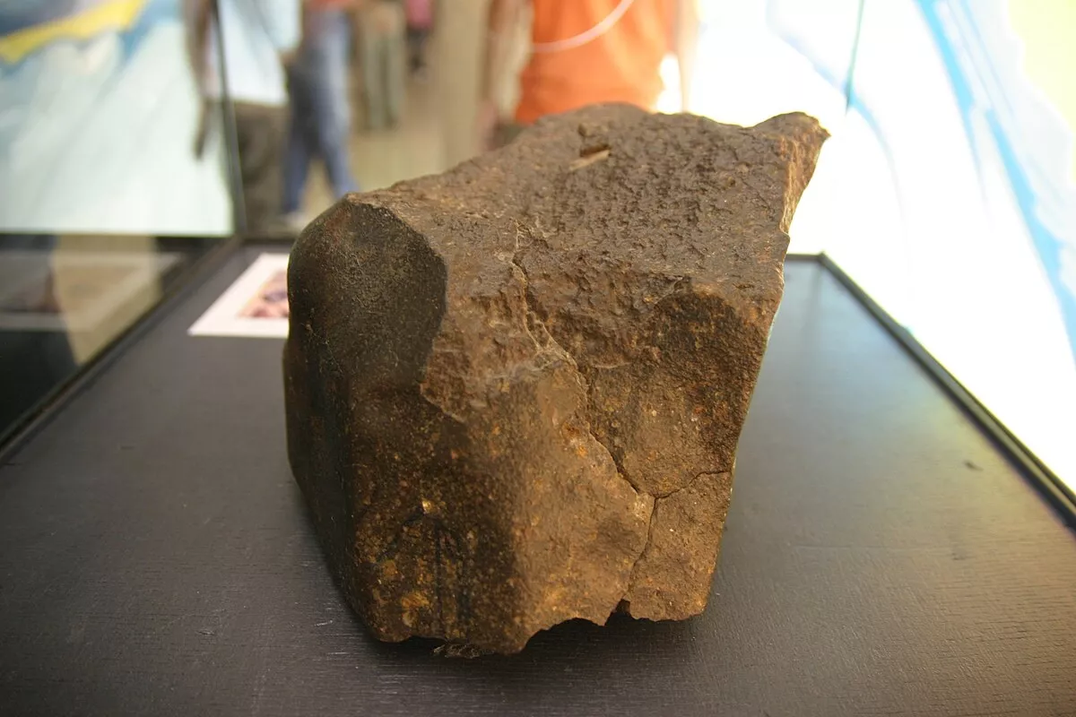 Muž po léta schovával hnědý kámen, protože si myslel, že obsahuje zlato, ale nakonec zjistil, že je to něco mnohem cennějšího.