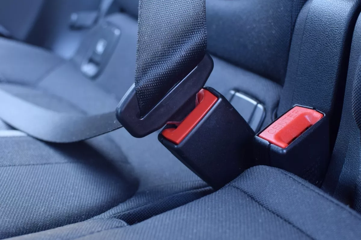 Automobil: Proč je nutné připoutat se bezpečnostními pásy na zadním sedadle, i když tam nejsou žádní spolucestující?