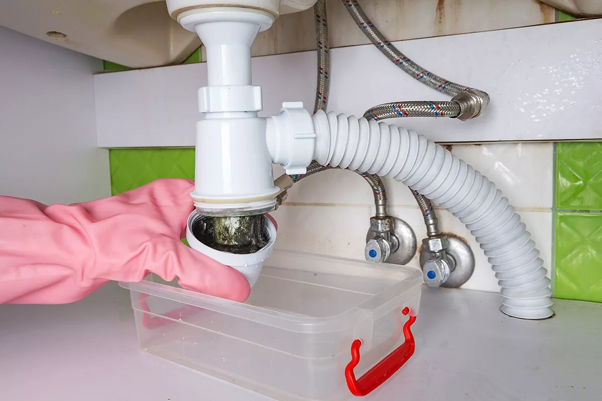 Nasypte 5 lžic do odtoku a zalijte vroucí vodou. Výsledek je lepší než s zvonem.