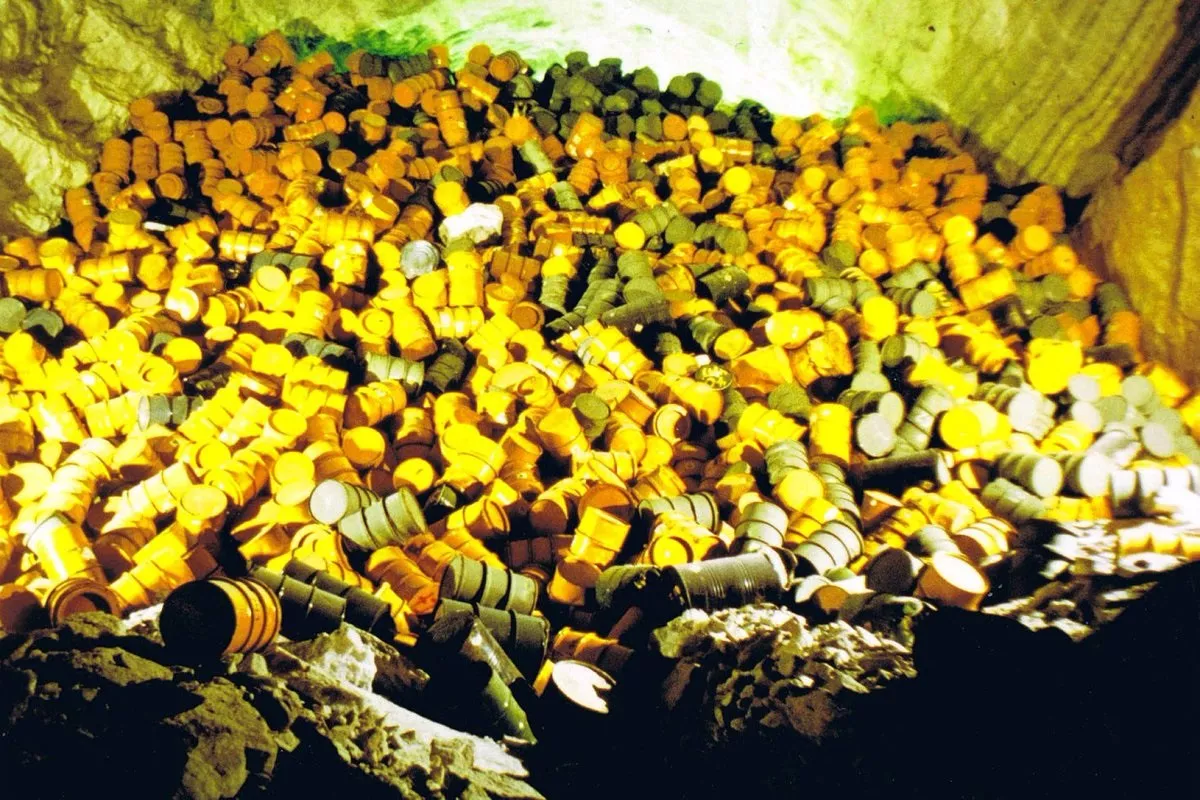 Sklad jaderného odpadu: na prvních videozáznamech jsou vidět sudy v místnosti 8a A