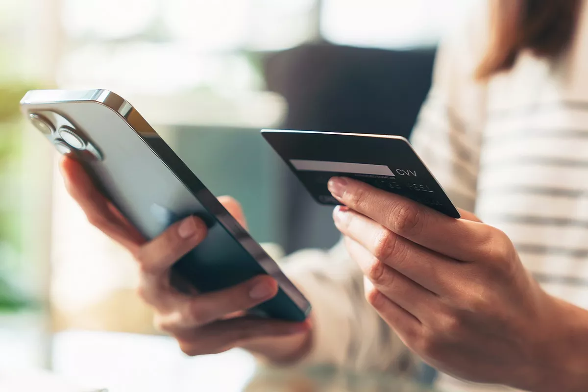 „Už žádné „mamky“ a „elektrikáři“: jak nové pravidlo EU zvyšuje bezpečnost vašich bankovních převodů (ale také je komplikuje)