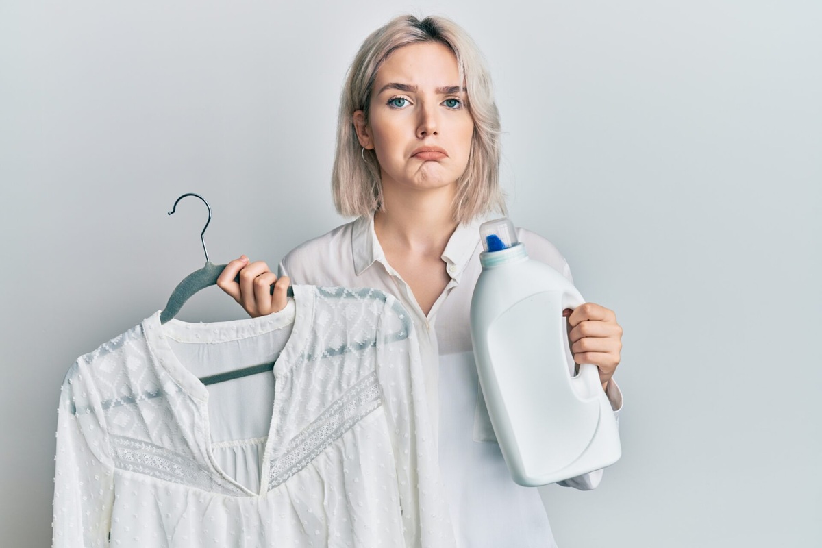 Bez bělidla a sody: jak odstranit žluté skvrny od potu z bílého oblečení.