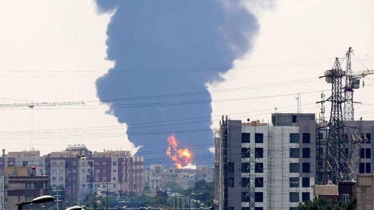 USA a Izrael útočí na Írán; výbuchy v Teheránu a dalších městech a nejméně 40 studentů zemře