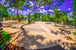 Previsão do tempo indica sol, calor e pancadas isoladas, com média chance de chuvas fortes no estado.
