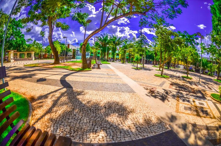 Previsão do tempo indica sol, calor e pancadas isoladas, com média chance de chuvas fortes no estado.