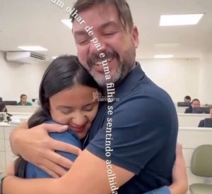 O engenheiro civil Eduardo Sidnei Sena descobriu, após 30 anos, que tem uma filha. O primeiro encontro entre os dois ocorreu no momento da realização do teste de DNA, quando abriram juntos o resultado do exame. O laudo confirmou a paternidade. Ao receberem o resultado positivo, pai e filha se emocionaram. O encontro foi registrado em vídeo e repercutiu entre internautas. Nas redes sociais, Eduardo comentou sobre o momento vivido ao lado da filha recém-descoberta. “Agora é hora de recuperar o que ficou pra trás e construir novas memórias juntos”, escreveu. A história ganhou destaque pela emoção do reencontro e pela descoberta tardia da paternidade, marcando o início de uma nova etapa na vida dos dois.