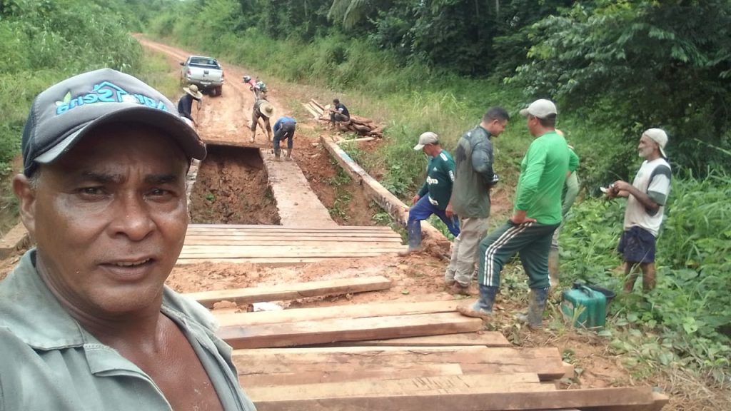 Moradores do km 17 do ramal do Cassirian constroem ponte por conta própria para garantir tráfego na região neste sábado.