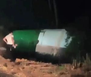 Micro-ônibus transportando fiéis capotou na BR-364 após colisão; 28 pessoas ficaram feridas e uma morreu.