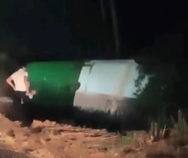 Micro-ônibus transportando fiéis capotou na BR-364 após colisão; 28 pessoas ficaram feridas e uma morreu.