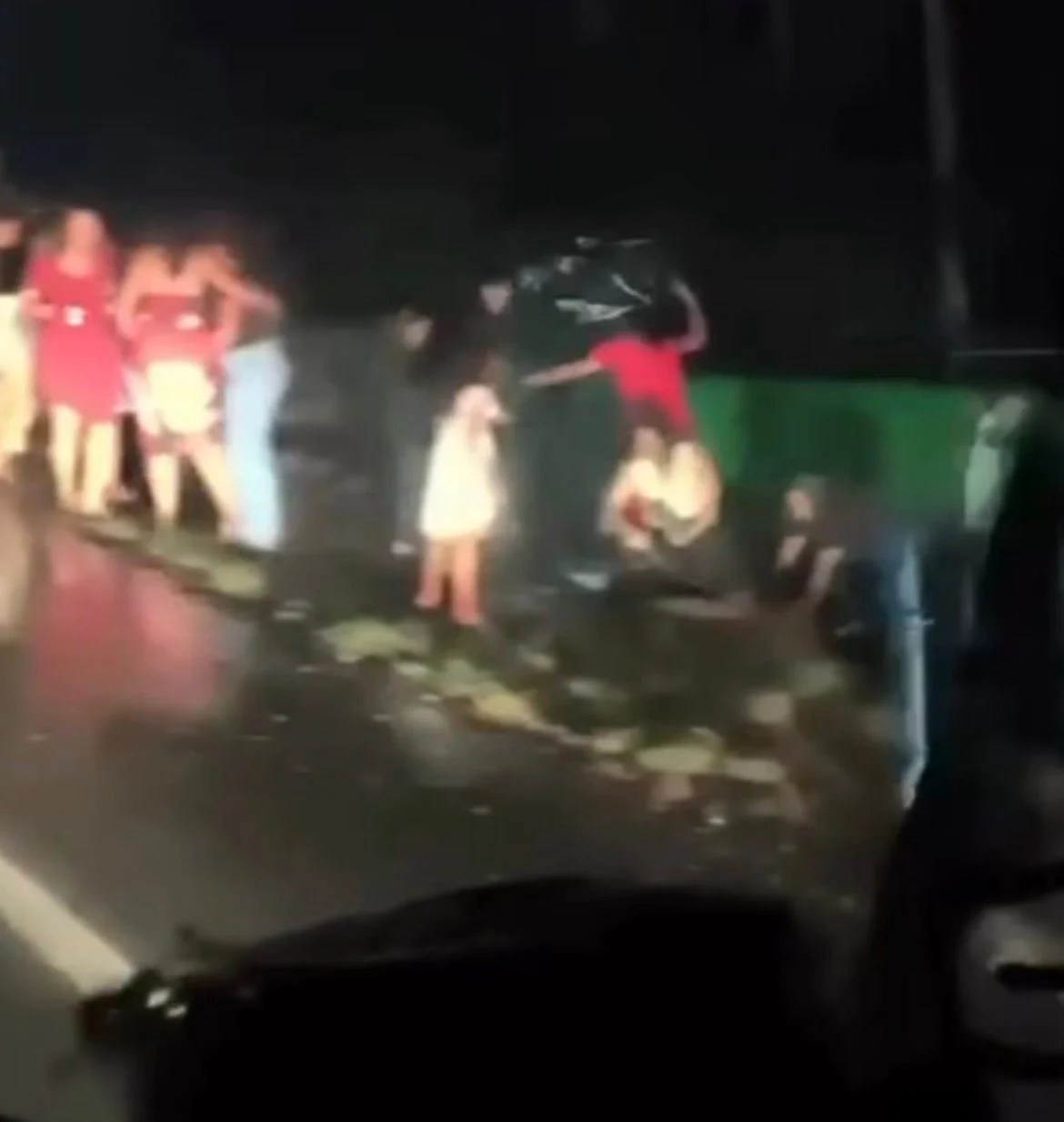 Minibus s věřícími se po srážce převrátil na BR-364; 28 lidí bylo zraněno a jeden zemřel.