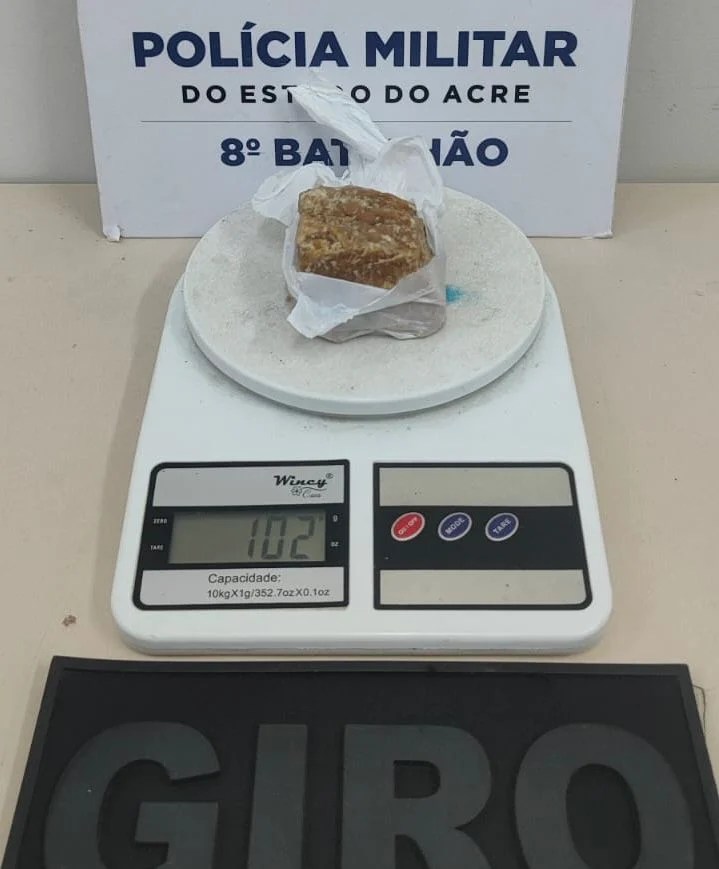 PM apreende 102 gramas de cocaína com adolescente durante patrulhamento no bairro Bom Sucesso, em Sena Madureira, na noite de domingo.