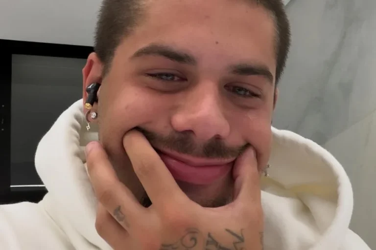 Zé Felipe publica foto chorando e desabafa sobre saudade dos filhos no Carnaval 2026.