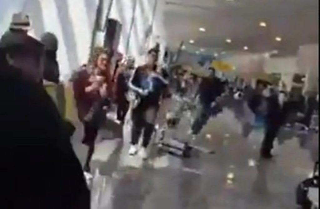 Mexiko: po smrti El Mencha zachvátila letiště panika; viz video