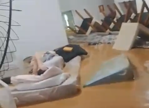 O Departamento de Assistência Social João de Freitas, localizado no Centro de Ubá, na Zona da Mata mineira, e que abriga 16 idosos, foi inundado em razão da intensa chuva que atingiu o município • Reprodução