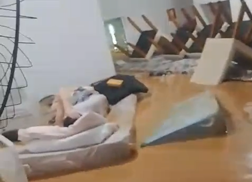 O Departamento de Assistência Social João de Freitas, localizado no Centro de Ubá, na Zona da Mata mineira, e que abriga 16 idosos, foi inundado em razão da intensa chuva que atingiu o município • Reprodução