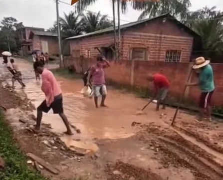 Moradores denunciam abandono e improvisam soluções para enfrentar lama