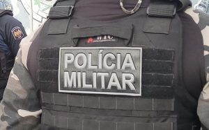 Após acompanhamento tático, o homem foi alcançado e abordado.