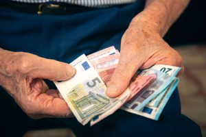 Pobíráte tento důchodový příplatek? Hodnota stoupá v roce 2026 a 2027 po letech zmrazení