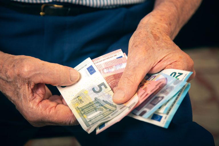 Pobíráte tento důchodový příplatek? Hodnota stoupá v roce 2026 a 2027 po letech zmrazení