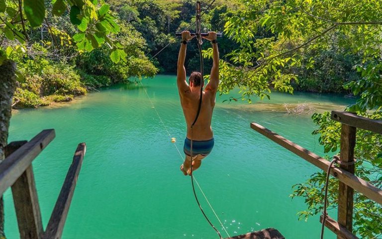 Jovem morreu após salto de tirolesa em açude durante casamento; amigo foi socorrido e segue hospitalizado após afogamento.