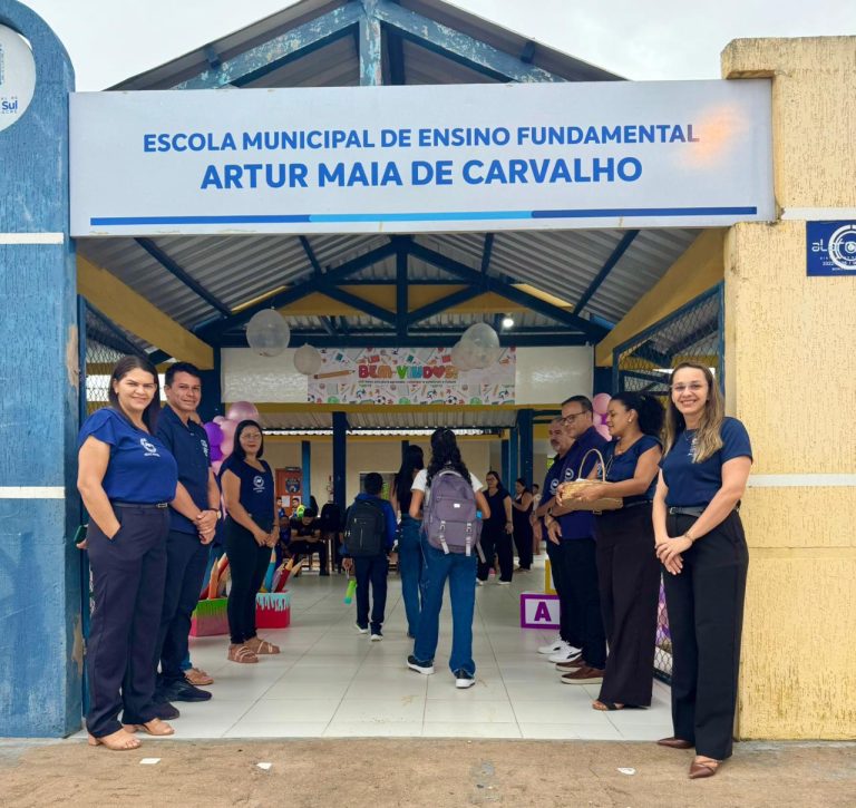Alunos da rede municipal de ensino de Cruzeiro do Sul retornam às salas de aula no primeiro dia do ano letivo de 2026, que marca o início das atividades em 98 escolas do município.