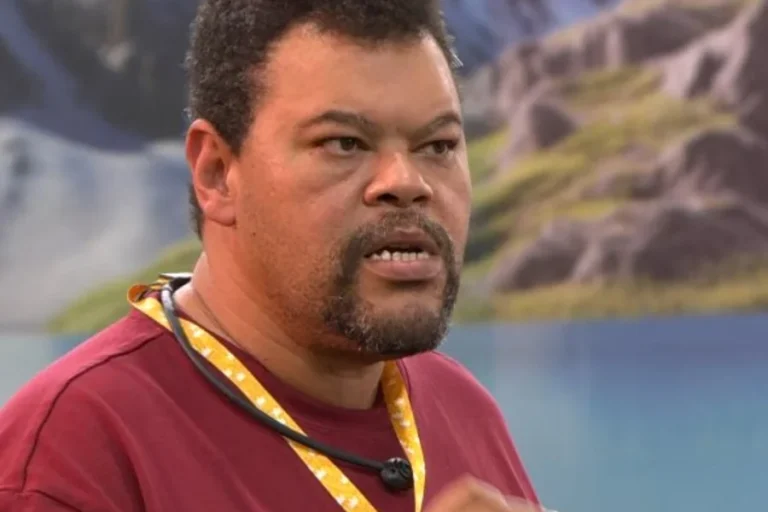 O participante Babu Santana demonstrou irritação ao comentar a falta de comida na área da Xepa dentro do Big Brother Brasil. Durante uma conversa na casa, o brother criticou a escassez de alimentos e desabafou sobre a situação enfrentada pelos participantes que não estão no grupo do VIP. Incomodado com o cenário, Babu comparou a realidade do confinamento com outro reality show conhecido pela sobrevivência em condições extremas, o No Limite. “Aqui é Big Brother. Não é No Limite, p*rra”, disse o participante, ao comentar sobre as dificuldades enfrentadas na Xepa. A Xepa é o espaço do programa onde ficam os participantes que não conquistam a liderança ou benefícios da semana, tendo acesso a uma quantidade mais limitada de alimentos em comparação com o grupo VIP. O desabafo repercutiu entre os fãs do programa nas redes sociais, onde trechos da conversa passaram a circular e gerar comentários sobre a dinâmica de alimentação dentro da casa mais vigiada do país.