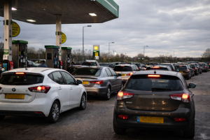 Fila de carros numa bomba de gasolina. Crédito: Foto AI