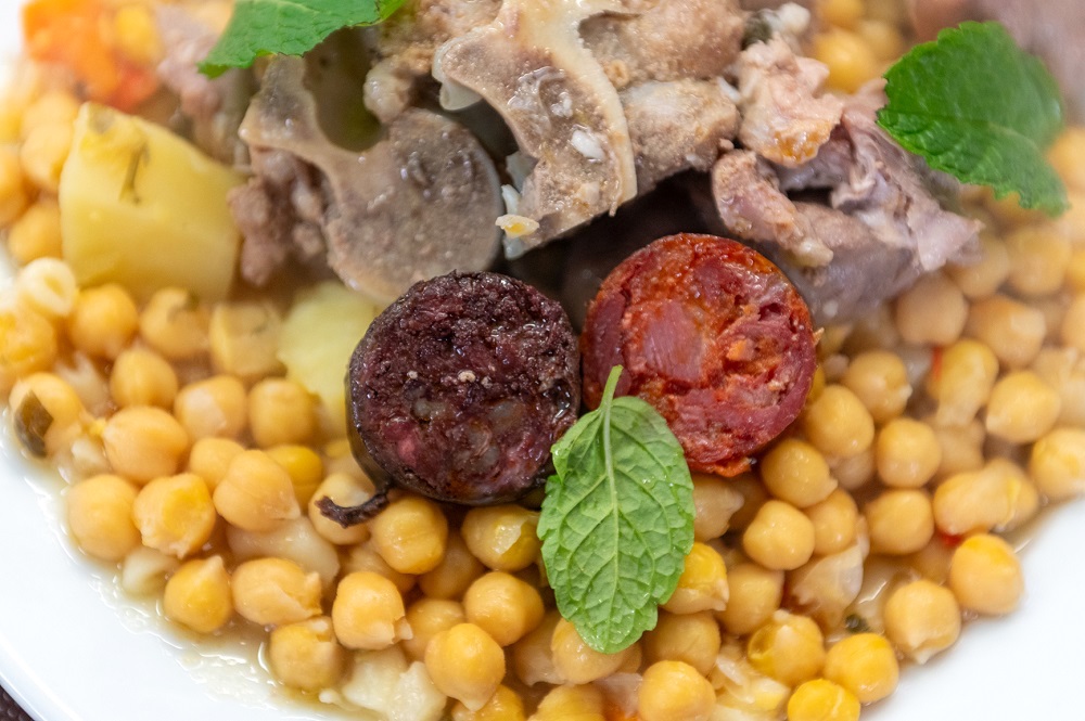 Cortelha hostí Aguardente and Honey Fair ve vnitrozemí obce Loulé