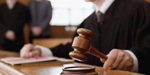 V Acre soud nařídí propuštění učitele obviněného z toho, že se léta vzdával svého místa; pochopit