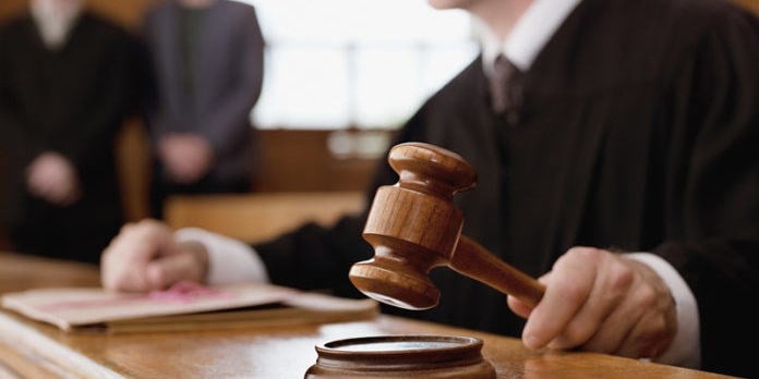 V Acre soud nařídí propuštění učitele obviněného z toho, že se léta vzdával svého místa; pochopit