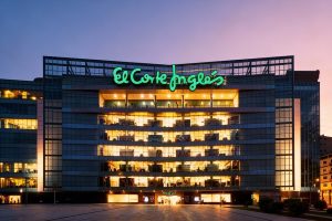 Zaměstnanec El Corte Inglés s 36letou praxí propuštěn za nadměrné slevy: soud „odsoudí“ společnost, aby mu zaplatila odškodné 172 tisíc eur