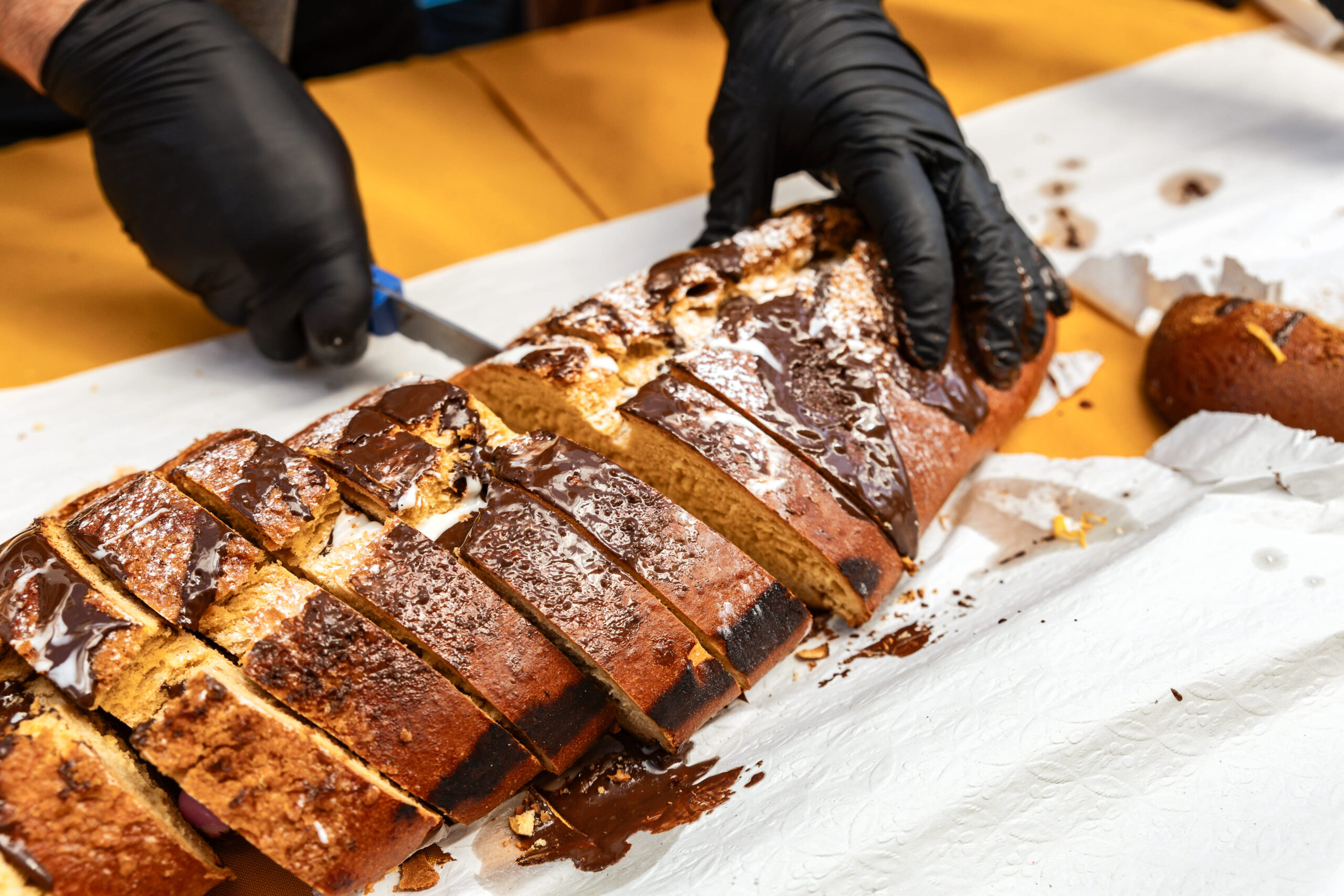 Řemesla a sladkosti označují velikonoční trh v Quarteira
