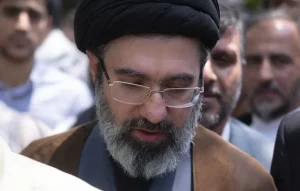 Filho do antigo aiatolá assume posição central na política e na liderança religiosa iraniana.