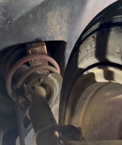 Ao ir trocar a suspensão, mecânico encontra pedaços de madeira no lugar das peças originais