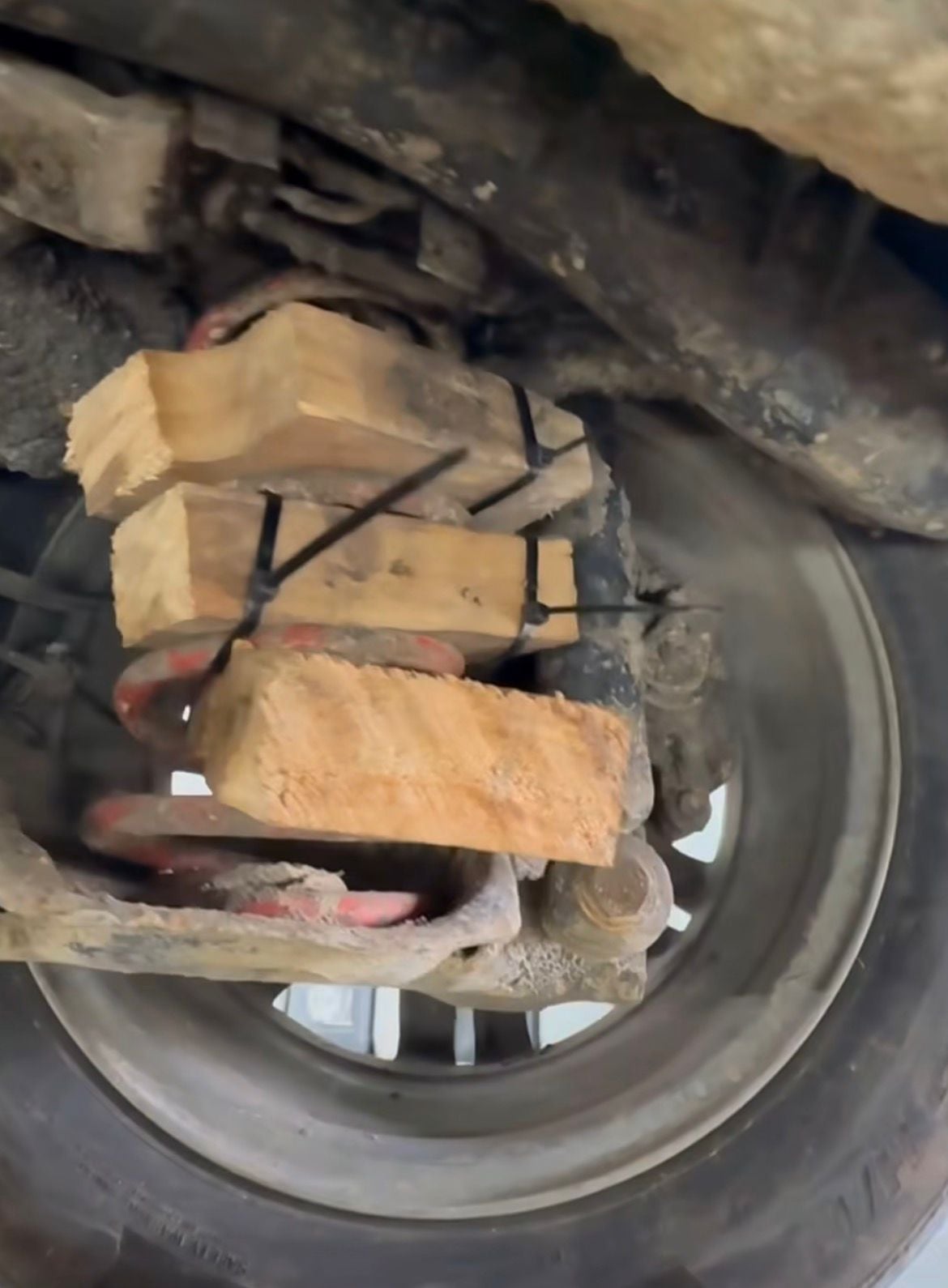 Při výměně odpružení najde mechanik místo původních dílů kusy dřeva