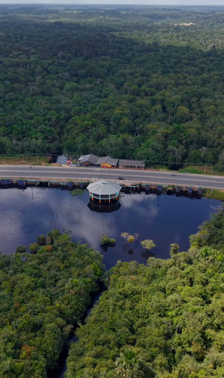 Záznam pořízený dronem zvýrazňuje krajinu turistického místa a pohání novou vlnu na sociálních sítích.